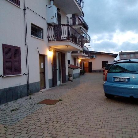 A La Vue Chambre Bagno Condiviso Shared Both2Piano No Lift No Navetta A Pagamento Aria Condizionata Ed Extra Bed 3 Minuti A Piedi Da Bus Per Fiera Di Roma Fiumicino Exterior photo