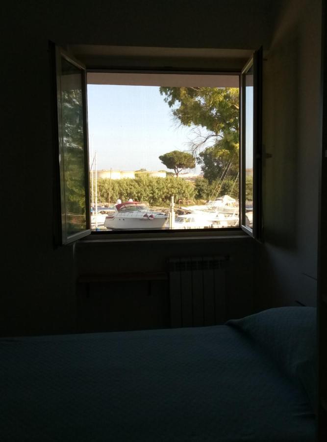 A La Vue Chambre Bagno Condiviso Shared Both2Piano No Lift No Navetta A Pagamento Aria Condizionata Ed Extra Bed 3 Minuti A Piedi Da Bus Per Fiera Di Roma Fiumicino Exterior photo