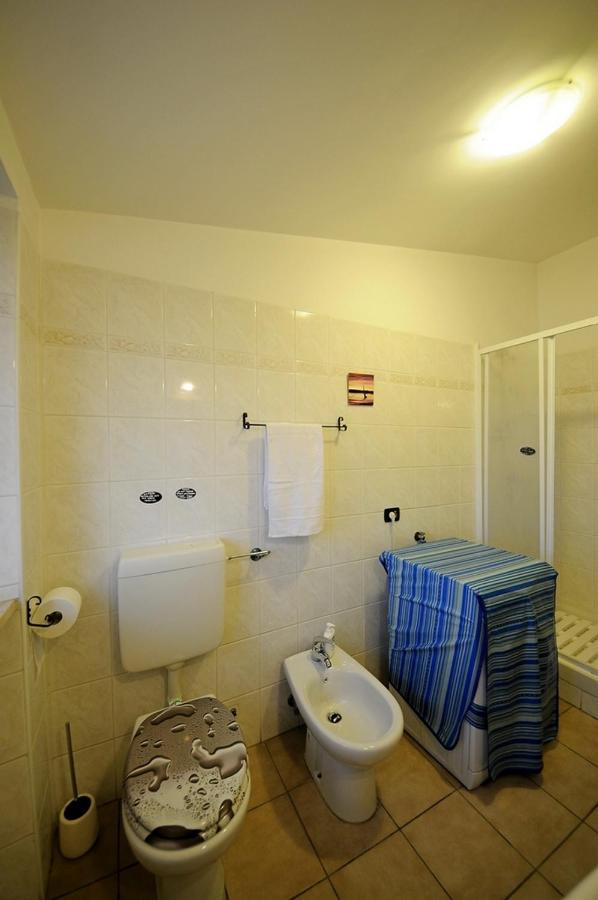 A La Vue Chambre Bagno Condiviso Shared Both2Piano No Lift No Navetta A Pagamento Aria Condizionata Ed Extra Bed 3 Minuti A Piedi Da Bus Per Fiera Di Roma Fiumicino Exterior photo