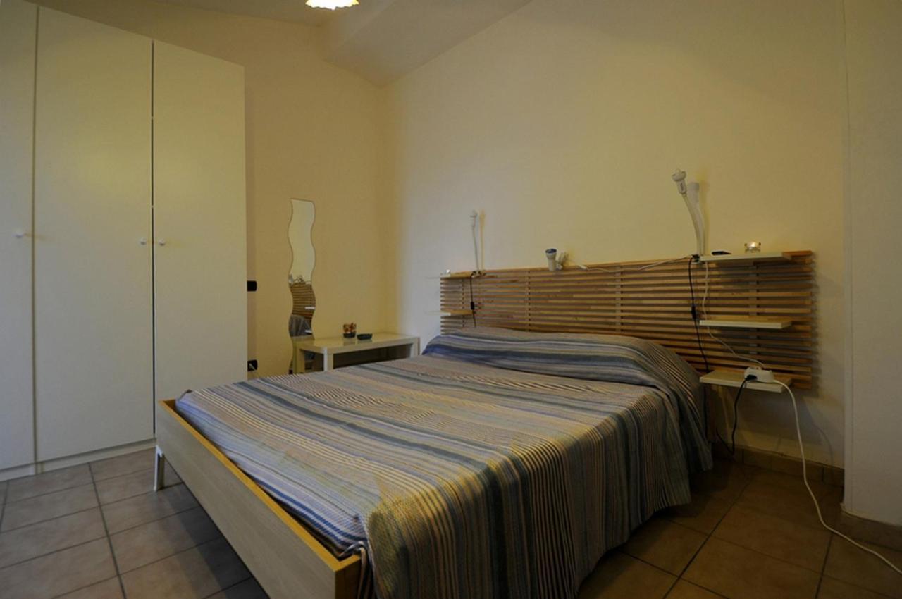 A La Vue Chambre Bagno Condiviso Shared Both2Piano No Lift No Navetta A Pagamento Aria Condizionata Ed Extra Bed 3 Minuti A Piedi Da Bus Per Fiera Di Roma Fiumicino Exterior photo