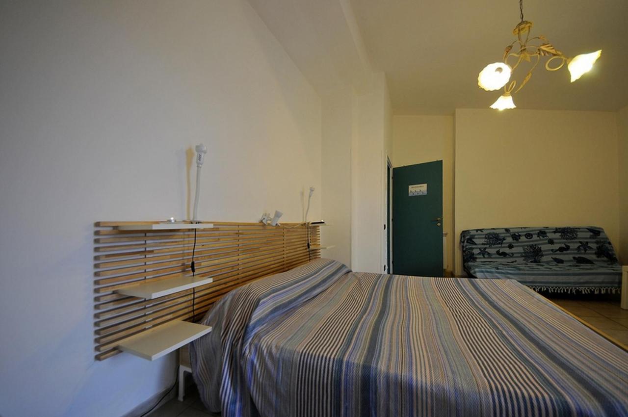 A La Vue Chambre Bagno Condiviso Shared Both2Piano No Lift No Navetta A Pagamento Aria Condizionata Ed Extra Bed 3 Minuti A Piedi Da Bus Per Fiera Di Roma Fiumicino Exterior photo