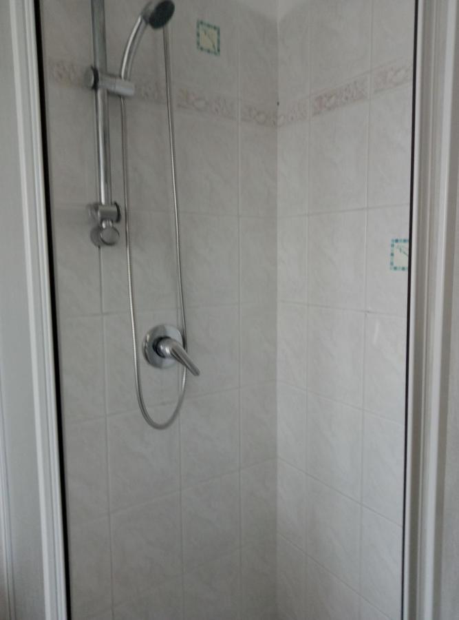A La Vue Chambre Bagno Condiviso Shared Both2Piano No Lift No Navetta A Pagamento Aria Condizionata Ed Extra Bed 3 Minuti A Piedi Da Bus Per Fiera Di Roma Fiumicino Exterior photo