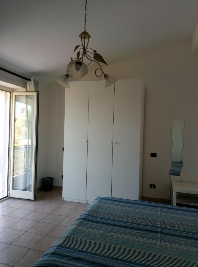 A La Vue Chambre Bagno Condiviso Shared Both2Piano No Lift No Navetta A Pagamento Aria Condizionata Ed Extra Bed 3 Minuti A Piedi Da Bus Per Fiera Di Roma Fiumicino Exterior photo