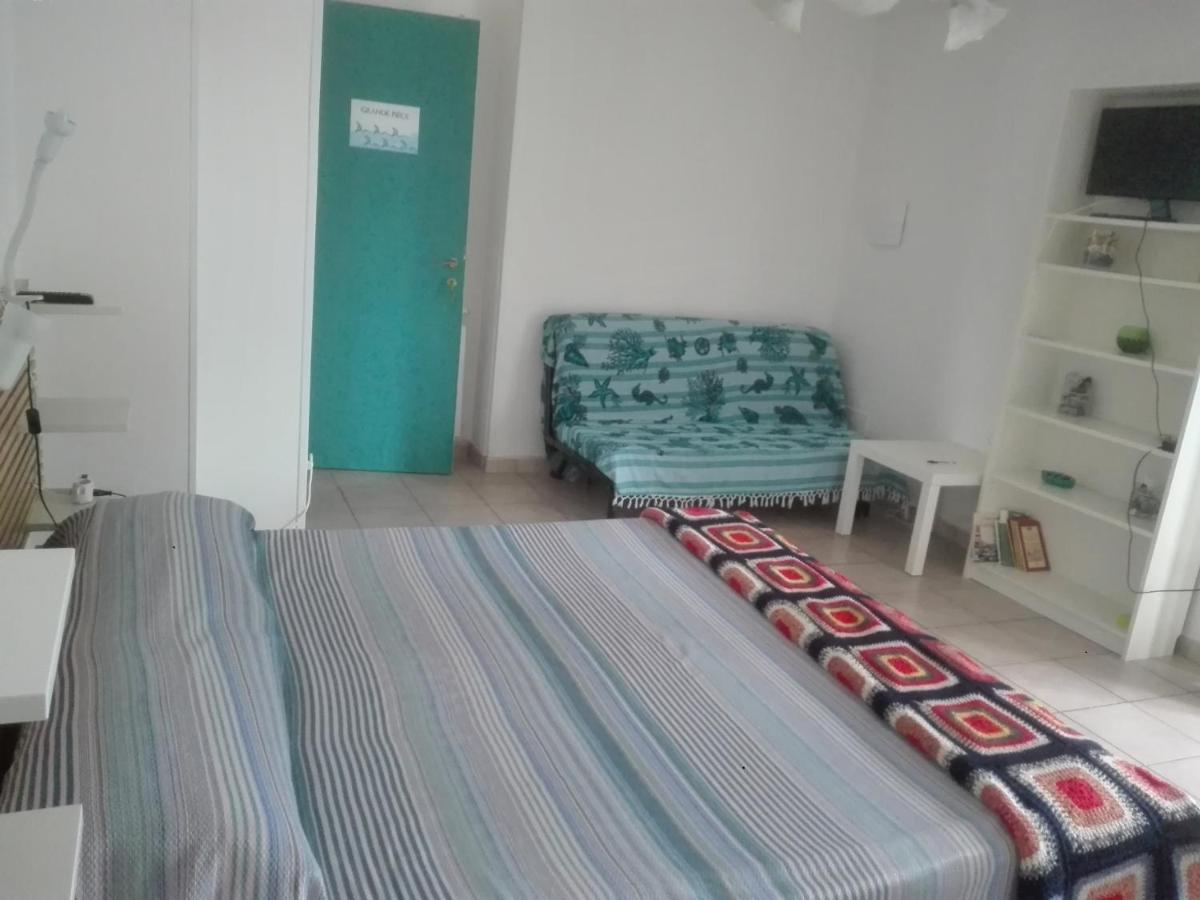 A La Vue Chambre Bagno Condiviso Shared Both2Piano No Lift No Navetta A Pagamento Aria Condizionata Ed Extra Bed 3 Minuti A Piedi Da Bus Per Fiera Di Roma Fiumicino Exterior photo