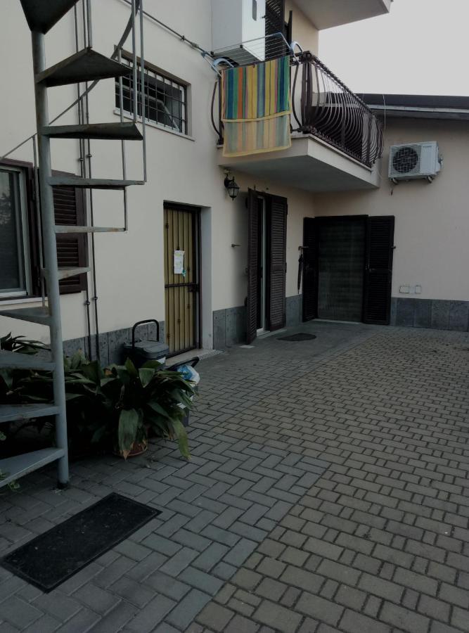 A La Vue Chambre Bagno Condiviso Shared Both2Piano No Lift No Navetta A Pagamento Aria Condizionata Ed Extra Bed 3 Minuti A Piedi Da Bus Per Fiera Di Roma Fiumicino Exterior photo
