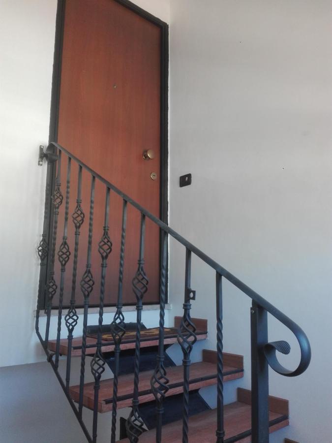A La Vue Chambre Bagno Condiviso Shared Both2Piano No Lift No Navetta A Pagamento Aria Condizionata Ed Extra Bed 3 Minuti A Piedi Da Bus Per Fiera Di Roma Fiumicino Exterior photo