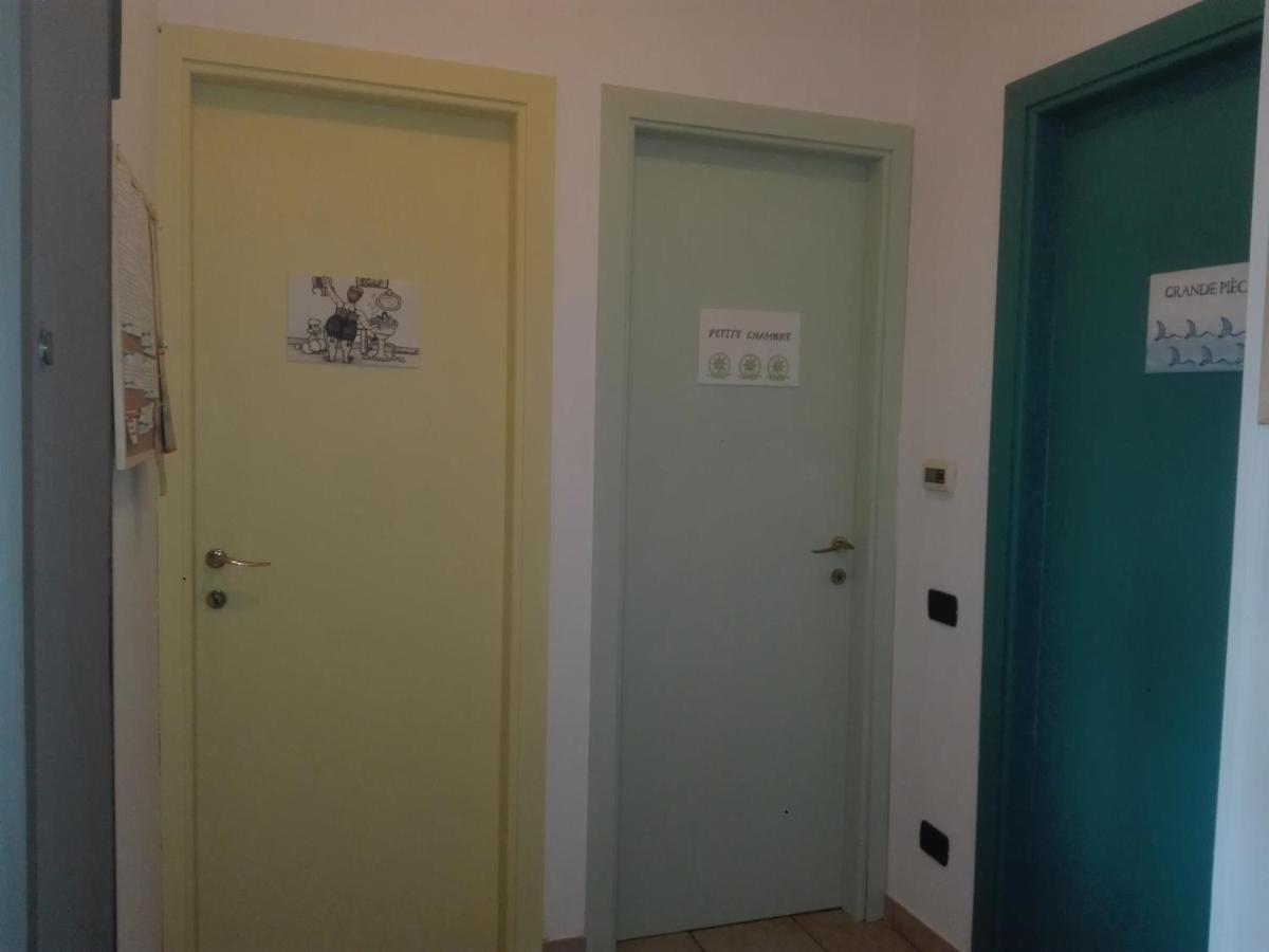 A La Vue Chambre Bagno Condiviso Shared Both2Piano No Lift No Navetta A Pagamento Aria Condizionata Ed Extra Bed 3 Minuti A Piedi Da Bus Per Fiera Di Roma Fiumicino Exterior photo
