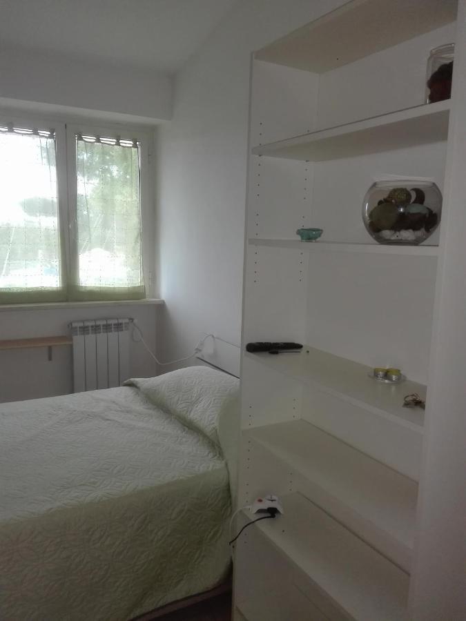 A La Vue Chambre Bagno Condiviso Shared Both2Piano No Lift No Navetta A Pagamento Aria Condizionata Ed Extra Bed 3 Minuti A Piedi Da Bus Per Fiera Di Roma Fiumicino Exterior photo