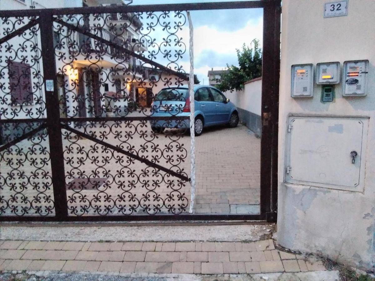 A La Vue Chambre Bagno Condiviso Shared Both2Piano No Lift No Navetta A Pagamento Aria Condizionata Ed Extra Bed 3 Minuti A Piedi Da Bus Per Fiera Di Roma Fiumicino Exterior photo