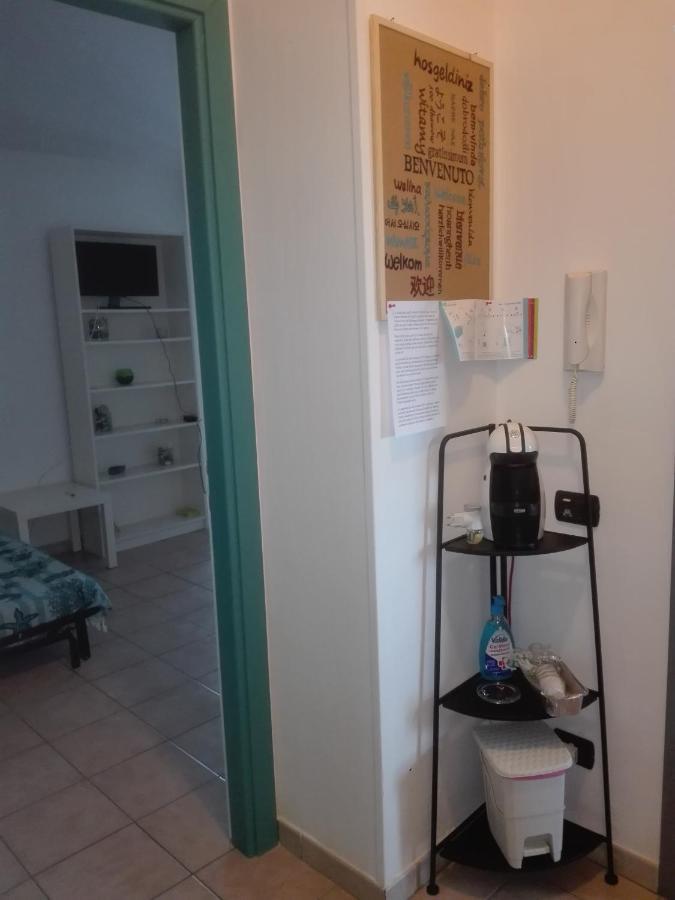 A La Vue Chambre Bagno Condiviso Shared Both2Piano No Lift No Navetta A Pagamento Aria Condizionata Ed Extra Bed 3 Minuti A Piedi Da Bus Per Fiera Di Roma Fiumicino Exterior photo