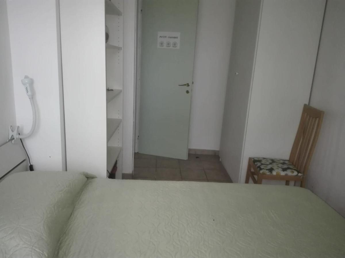 A La Vue Chambre Bagno Condiviso Shared Both2Piano No Lift No Navetta A Pagamento Aria Condizionata Ed Extra Bed 3 Minuti A Piedi Da Bus Per Fiera Di Roma Fiumicino Exterior photo