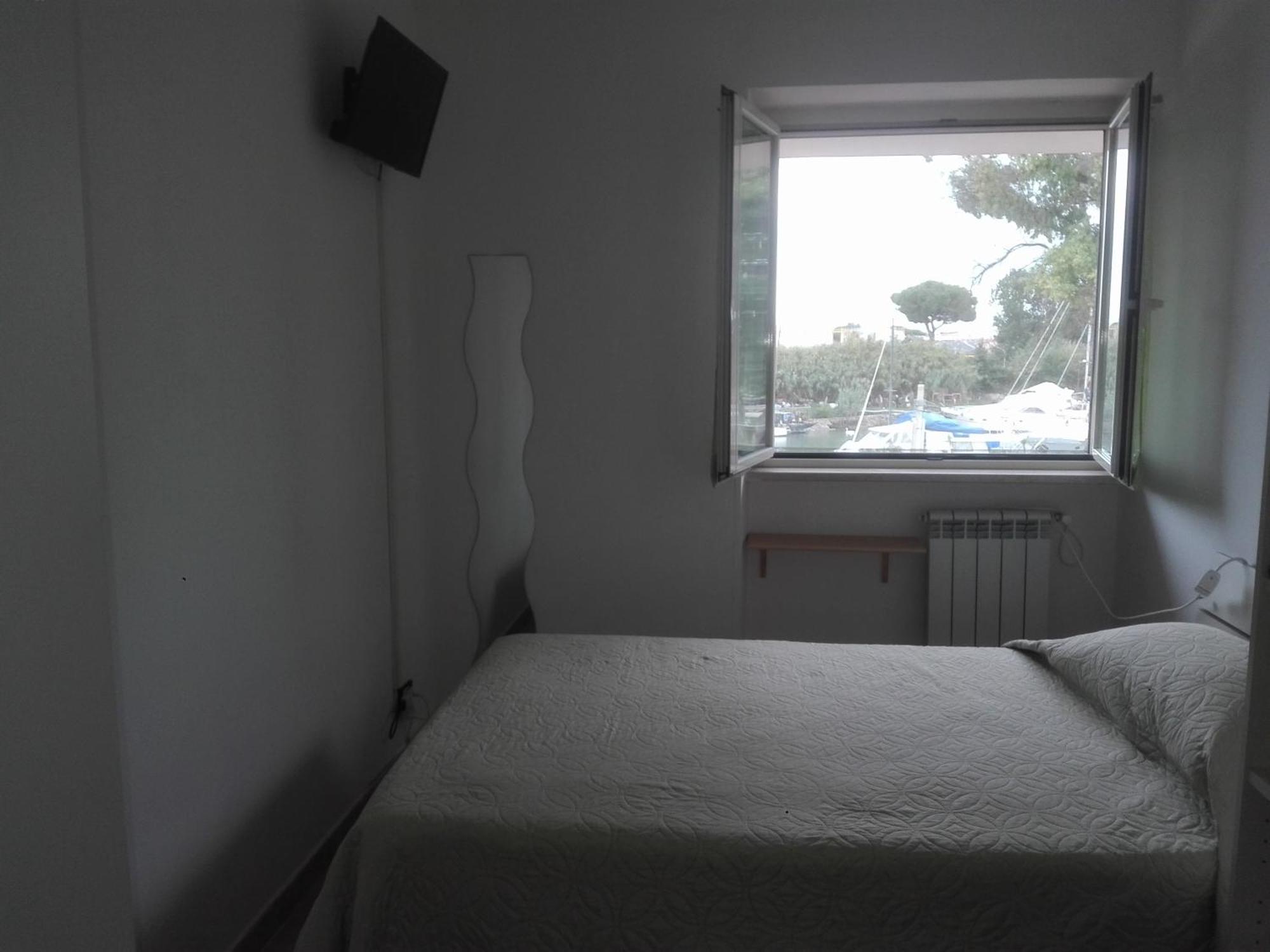 A La Vue Chambre Bagno Condiviso Shared Both2Piano No Lift No Navetta A Pagamento Aria Condizionata Ed Extra Bed 3 Minuti A Piedi Da Bus Per Fiera Di Roma Fiumicino Exterior photo