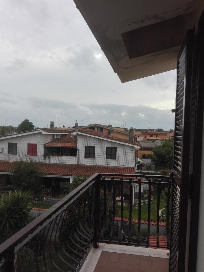 A La Vue Chambre Bagno Condiviso Shared Both2Piano No Lift No Navetta A Pagamento Aria Condizionata Ed Extra Bed 3 Minuti A Piedi Da Bus Per Fiera Di Roma Fiumicino Exterior photo