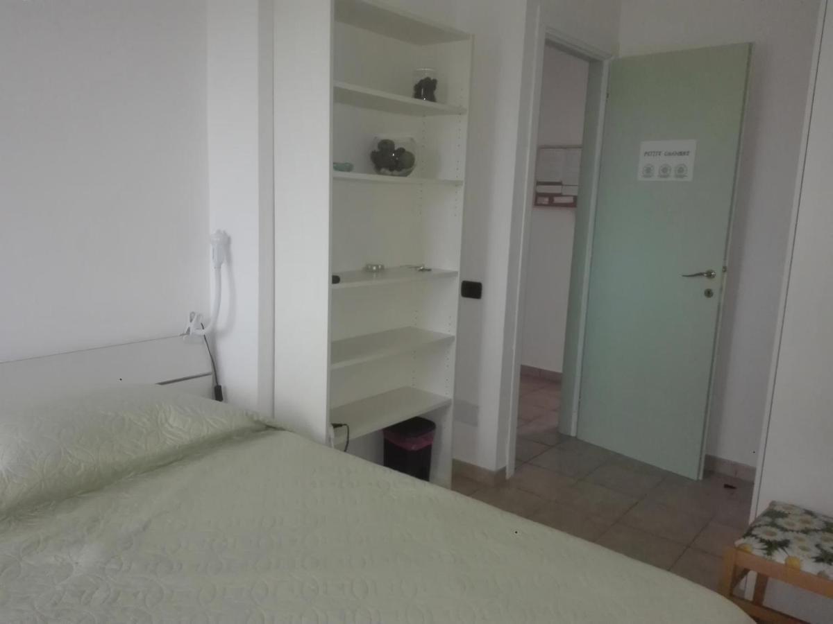 A La Vue Chambre Bagno Condiviso Shared Both2Piano No Lift No Navetta A Pagamento Aria Condizionata Ed Extra Bed 3 Minuti A Piedi Da Bus Per Fiera Di Roma Fiumicino Exterior photo
