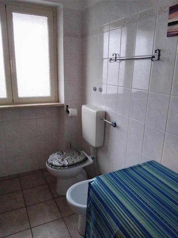 A La Vue Chambre Bagno Condiviso Shared Both2Piano No Lift No Navetta A Pagamento Aria Condizionata Ed Extra Bed 3 Minuti A Piedi Da Bus Per Fiera Di Roma Fiumicino Exterior photo