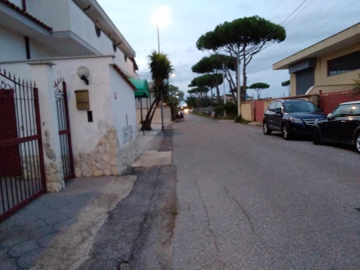 A La Vue Chambre Bagno Condiviso Shared Both2Piano No Lift No Navetta A Pagamento Aria Condizionata Ed Extra Bed 3 Minuti A Piedi Da Bus Per Fiera Di Roma Fiumicino Exterior photo