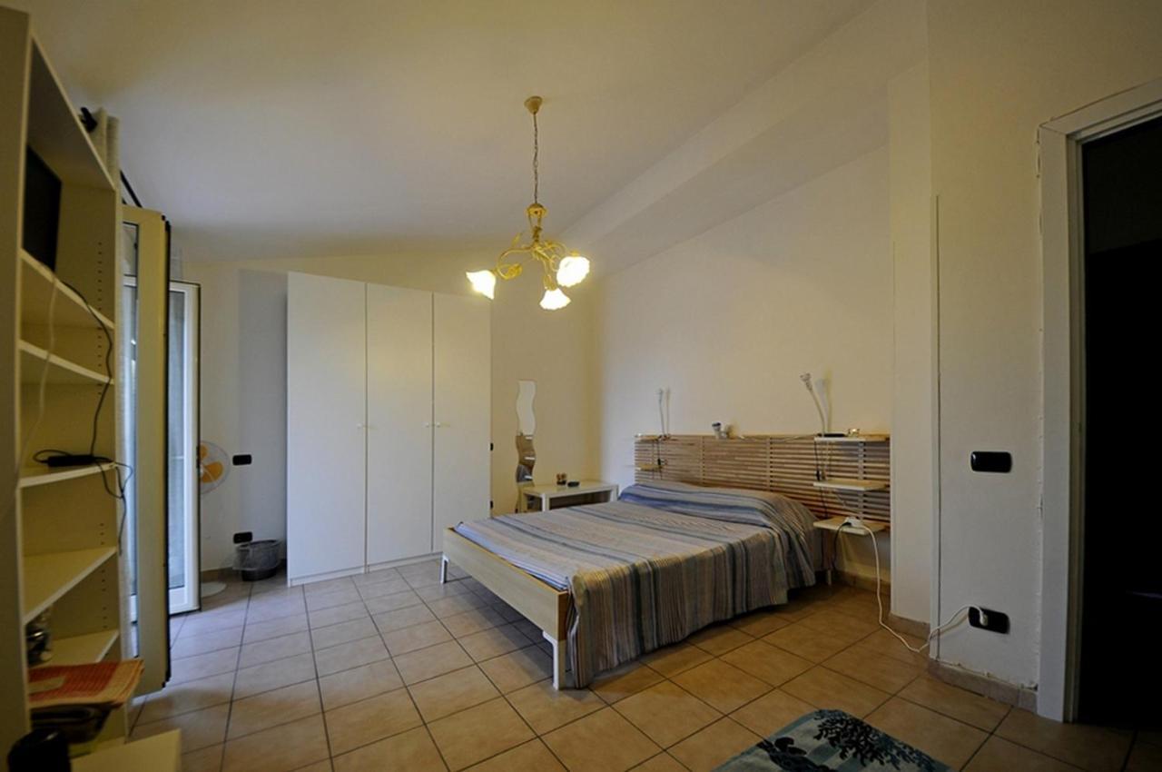 A La Vue Chambre Bagno Condiviso Shared Both2Piano No Lift No Navetta A Pagamento Aria Condizionata Ed Extra Bed 3 Minuti A Piedi Da Bus Per Fiera Di Roma Fiumicino Exterior photo